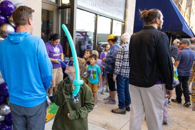 A Gosehn student makes ballon art for waiting kids