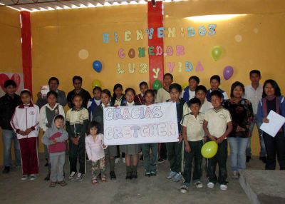 Children at the comedor Luz y Vida share a thank-you note for Gretchen Geyer.