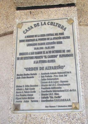 This plaque, below his plane,  recognizes that on October 26, 1927, Leonardo Ramon ALVARIÑO Herr made the first flight from Lima to San Ramón.