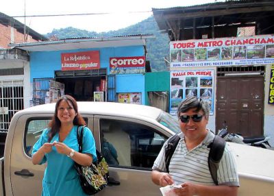 Jessica and Willy unwrapping an after 'almuerzo' sweet.