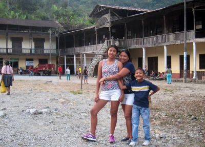 Jessica's host sister, mother and brother.